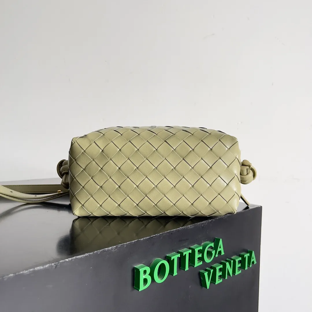 Batch 1360 BOTTEGA VENETA 2024 new loop is here! ! Many girls who like BV have owned the Loop bag. It has a simple appearance, classic weaving, and a compact and lightweight bag shape. This innovation continues the "camera bag" shape. Unlike the traditional Loop bag, which can only be worn as a crossbody bag, this innovation It can be carried by hand or cross-body, satisfying both the concave shape and daily needs. The oversized buckle can be folded and used as a handle. The sultry heat in summer ☀️ usually reduces people's desires. Having a lightweight bag will greatly enhance the happiness of traveling🫧 Style number: 796615 Size: 19*12*9cm